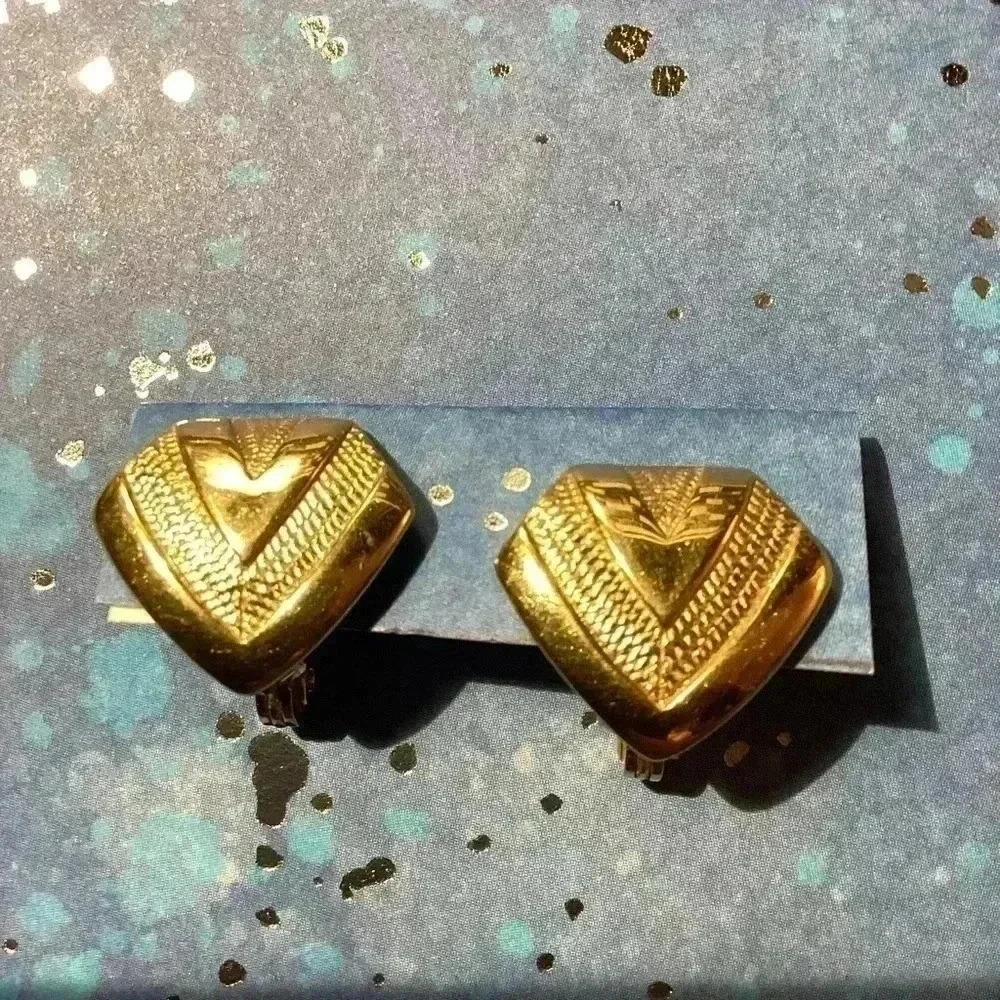 Monet signed gold tone V -Shape Earrings Smooth& Textured Art Decor Clip on 3/4”